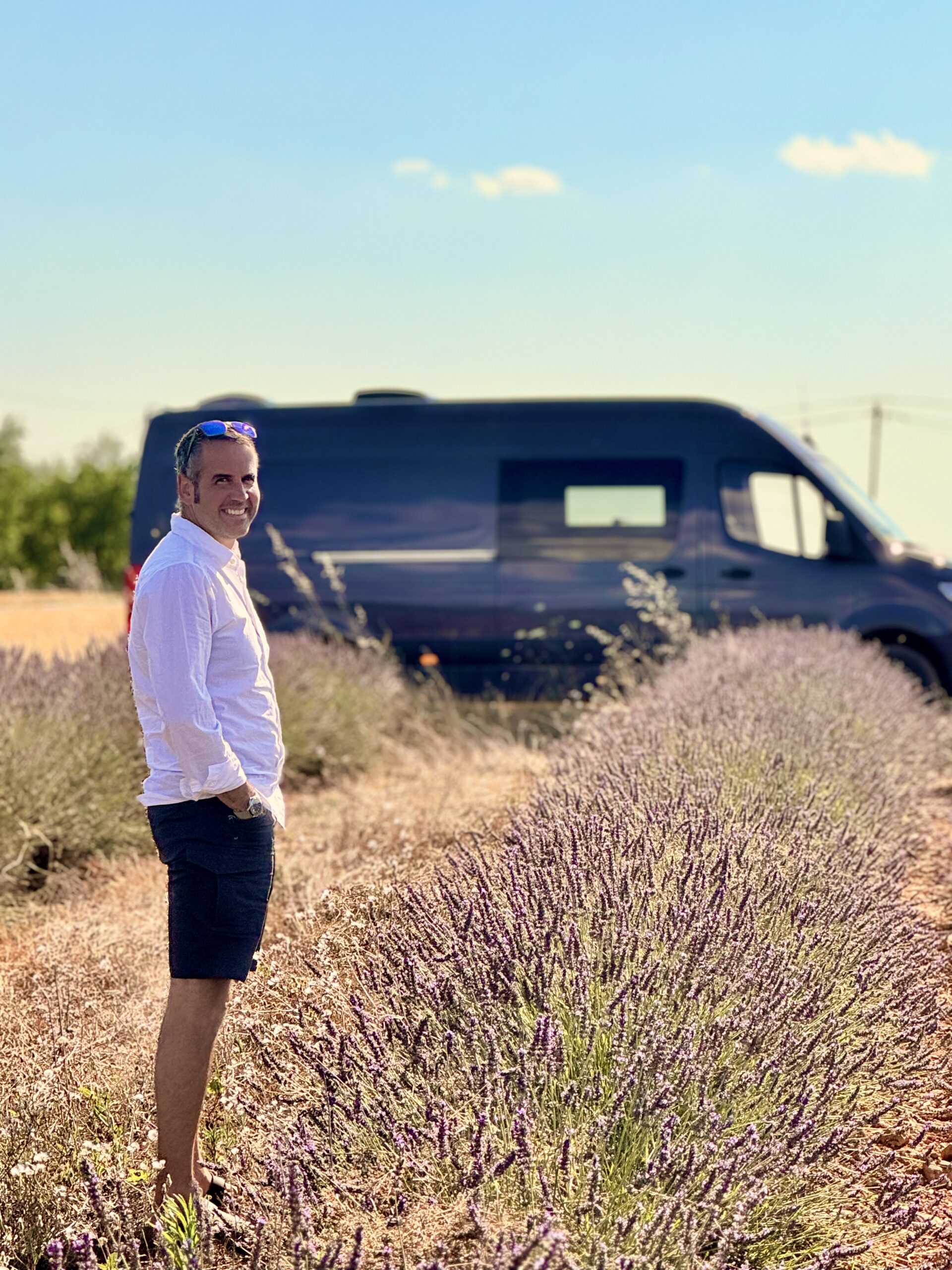 Andy devant Rocksalt van en champs de lavande
